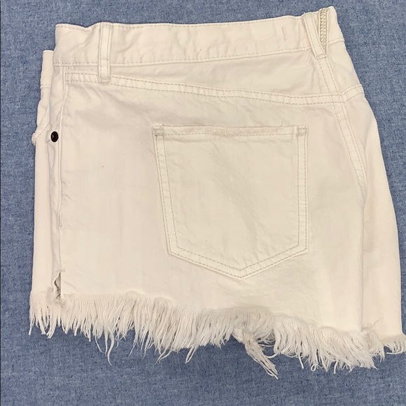 Free People Size 29 denim shorts. Off white color - Picture 3 of 7